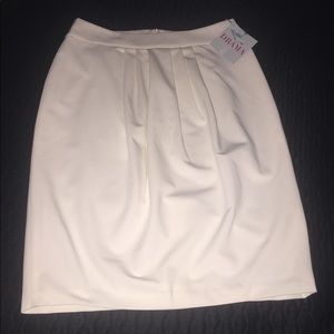 Skirt w/ pleated/gathered front.